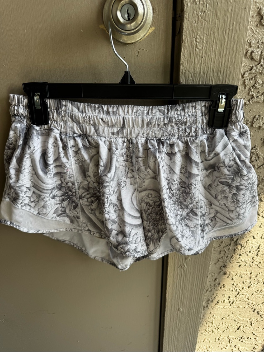 Lululemon Size 10 Women's Grey Floral Run Shorts
